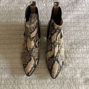 Ankle boot size 10 Silent D. Never worn , with tag